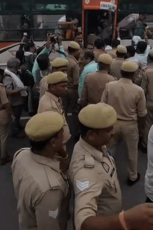 प्रदर्शनकारियों को पुलिस ने बैकुंठ धाम के पास हिरासत में लेकर इको गार्डन भेज दिया।