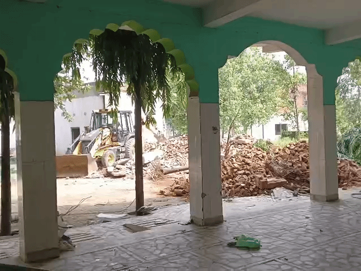 मदरसा कमेटी ने खुद बुलडोजर लगाकर अवैध हिस्से को गिराना शुरू कर दिया है।
