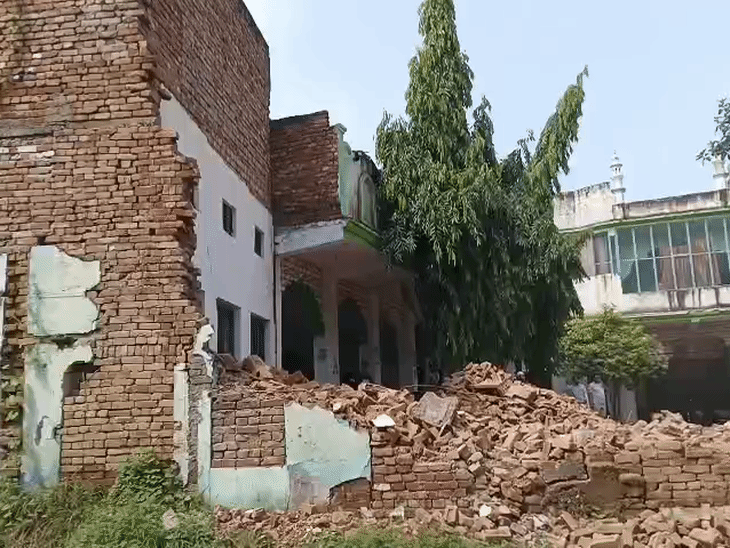 प्रशासन की जांच में मदरसे के अंदर 1200 वर्गमीटर में अवैध कब्जा पाया गया था।