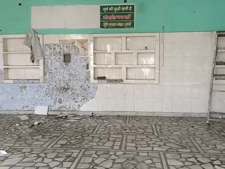 मदरसे के अंदर 1200 वर्गमीटर में छात्राओं का हॉस्टल बना है। इसमें कमरों के अलावा दो हॉल हैं।