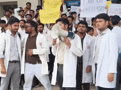 प्रदर्शन में शामिल 8 डॉक्टर भूख हड़ताल पर बैठ गए।