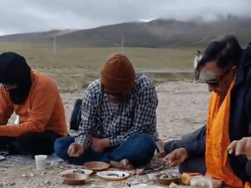 मानसरोवर झील के किनारे सामूहिक पूजा करते श्रद्धालु।
