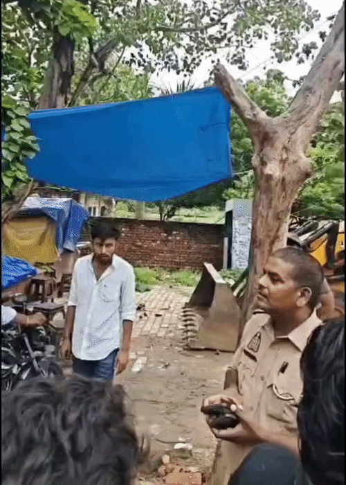 मौके पर पहुंची डायल 112 पुलिस।