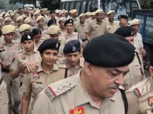 हंगामे के दौरान 100 से भी अधिक पुलिसकर्मी तैनात रहे, महिला पुलिसकर्मी भी बड़ी संख्या में रहीं।