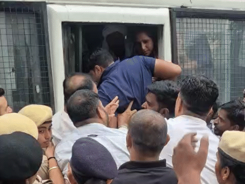 हंगामे के बाद पुलिस ने सफाईकर्मियों को वैन में डाल दिया।