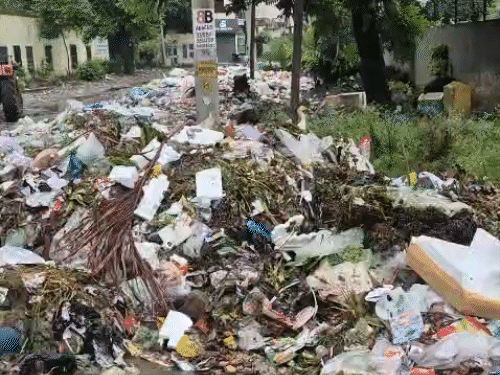 मेन मार्केट में लगा कूड़े का ढेर।