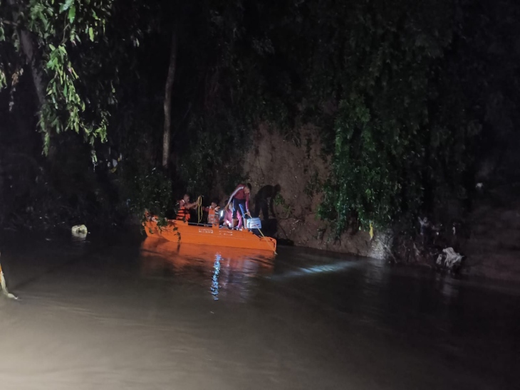 मृतक का शव निकालते हुई रेस्क्यू टीम।