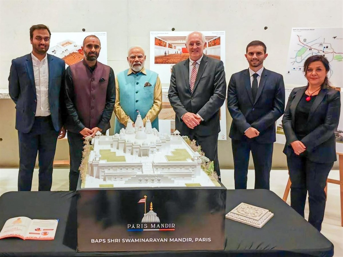 प्रधानमंत्री नरेंद्र मोदी ने 13 जुलाई 2023 को पेरिस में BAPS के नेताओं और स्वयंसेवकों से मुलाकात की थी। इस दौरान मोदी को मंदिर का 3D मॉडल दिखाया गया था।