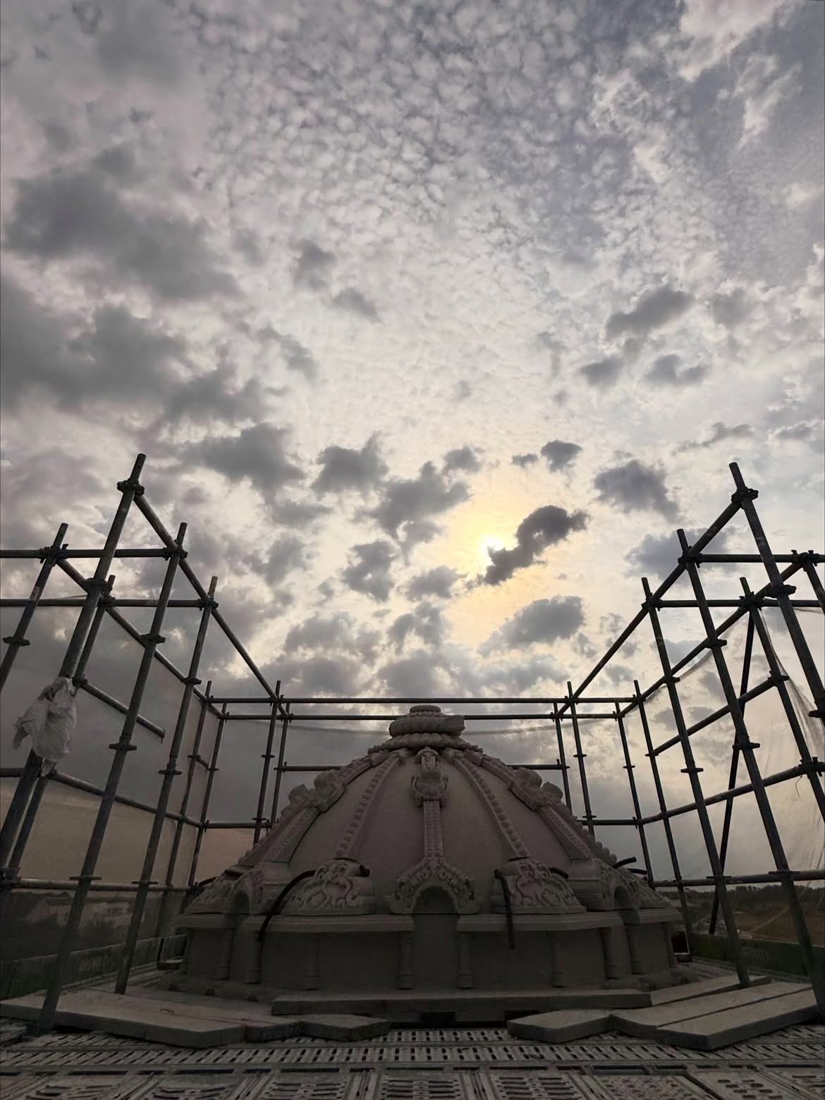 निर्माणादरम्यान मंदिराच्या शिखराचे चित्र