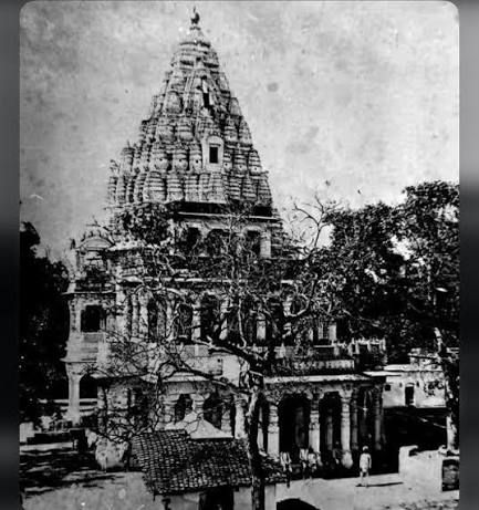 ये महाकाल मंदिर की सालों पुरानी तस्वीर है जो इंटरनेट पर भी है।