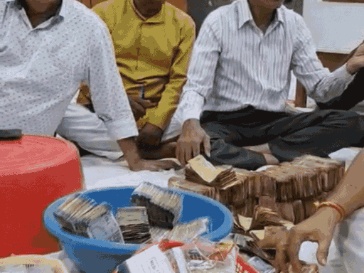 अचलेश्वर महादेव की दानपेटी से निकलते हैं रुपए।