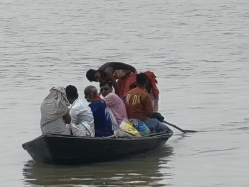 सरयू नदी के बढ़े जलस्तर ने 20 गांवों की मुश्किलें बढ़ा दी हैं। - Dainik Bhaskar