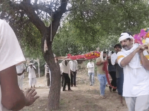 श्मशान में दोनों की अर्थी का गठजोड़े में पेड़ का फेरा करवाते परिजन और ग्रामीण।