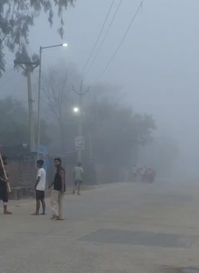 उत्तर प्रदेश के शाहजहांपुर में रविवार सुबह अगस्त के महीने में घना कोहरा देखने को मिला। विजिबिलिटी 50 मीटर से कम रह गई।