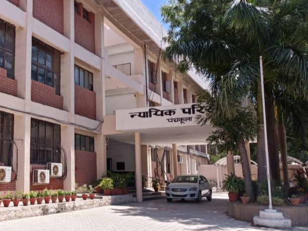 अधूरे और धुंधले दस्तावेज देने पर जताई नाराजगी, 3 सितंबर तक पूरे कागजात देने के आदेश|पंचकूला,Panchkula - Dainik Bhaskar