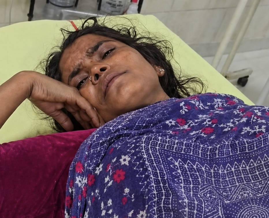 महिला विमला को लोकनायक जयप्रकाश अस्पताल में भर्ती कराया गया है।