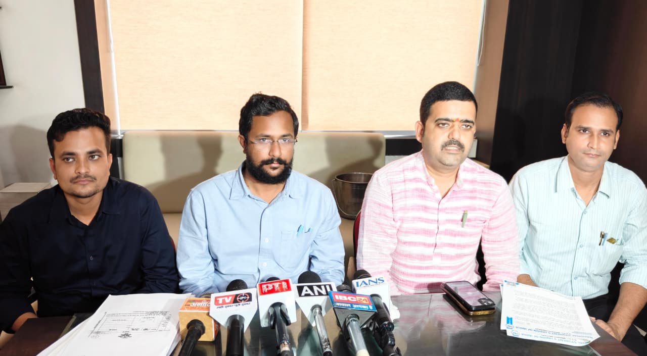कांग्रेस प्रवक्ता विवेक त्रिपाठी, NSUI प्रदेश उपाध्यक्ष रवि परमार, अधिवक्ता अभिषेक पाण्डेय और अधिवक्ता अंशुल तिवारी ने शासकीय नर्सिंग कॉलेजों की व्यवस्थाओं पर सवाल उठाए।