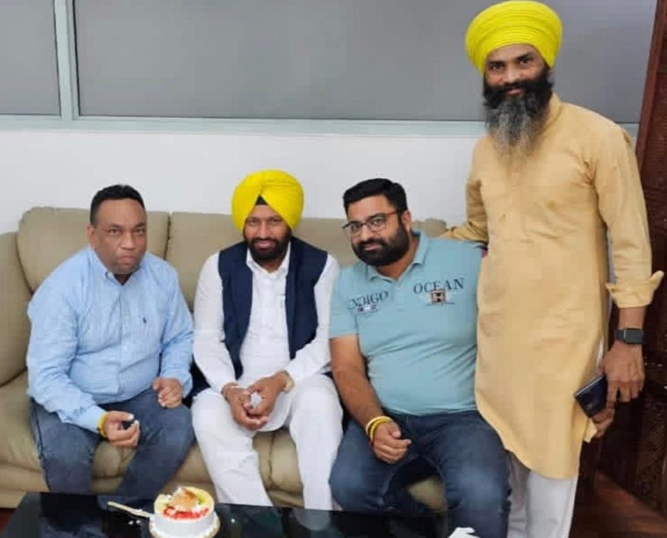 नेहा के परिवार ने ये फोटो जारी किया है। उन्होंने दावा किया आरोपी उमंग बस्सी खुद को करतारपुर से AAP के एमएलए बलकार सिंह का पीए बताता था।