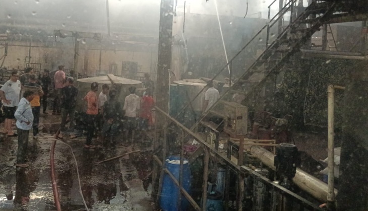 आग बुझने के बाद मौके पर मौजूद फैक्ट्री के कर्मचारी, फायर कर्मी व फैक्ट्री मालिक।