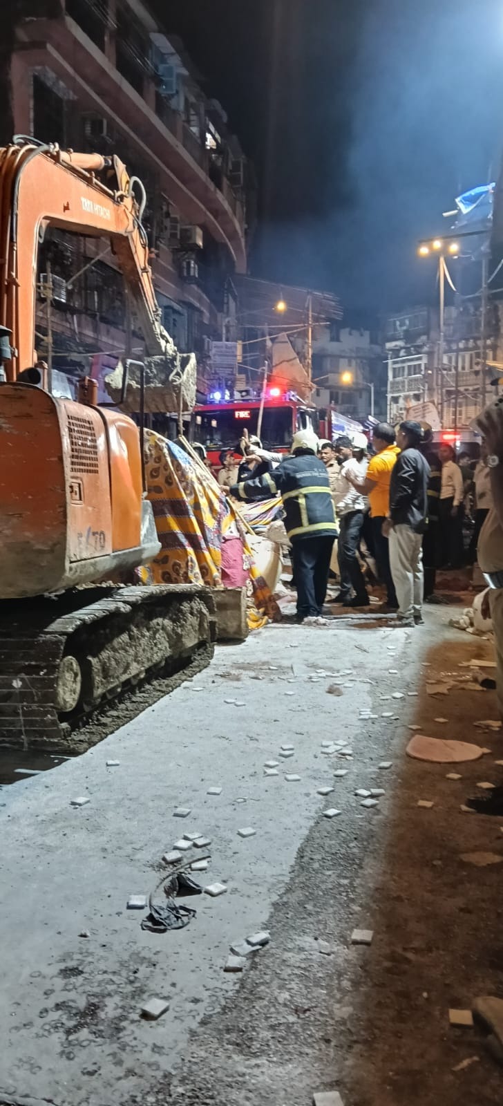 फायर ब्रिगेड की टीम ने रेस्क्यू ऑपरेशन चलाया। मूर्ति को क्रेन से हटाया गया।