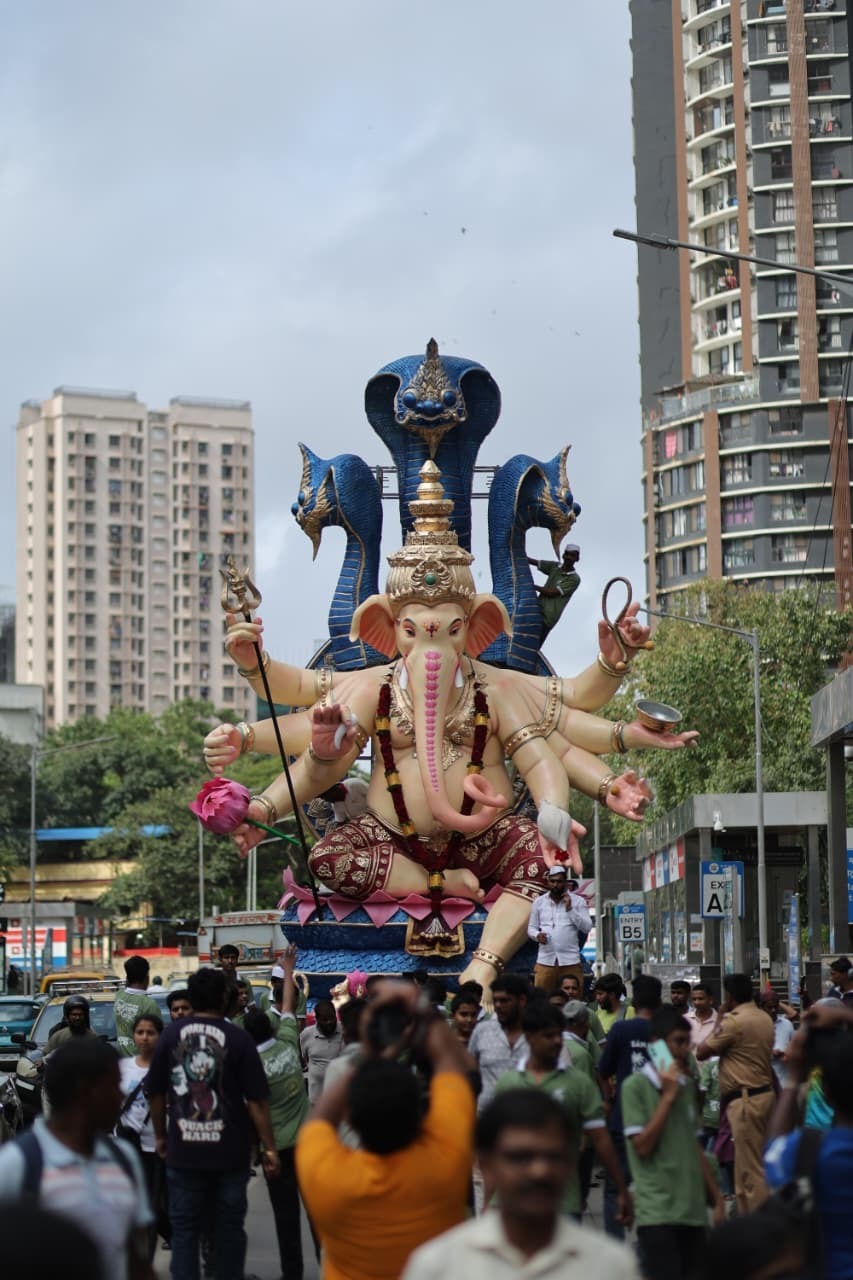 गणेश प्रतिमा को विशाल सांप के बैकग्राउंड के साथ सजाया गया था, जो प्रतिमा को अलग और भव्य रूप दे रहा था।