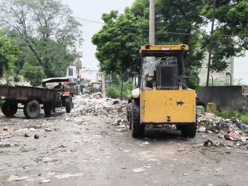 यमुनानगर मे कूड़ा उठाती जेसीबी।