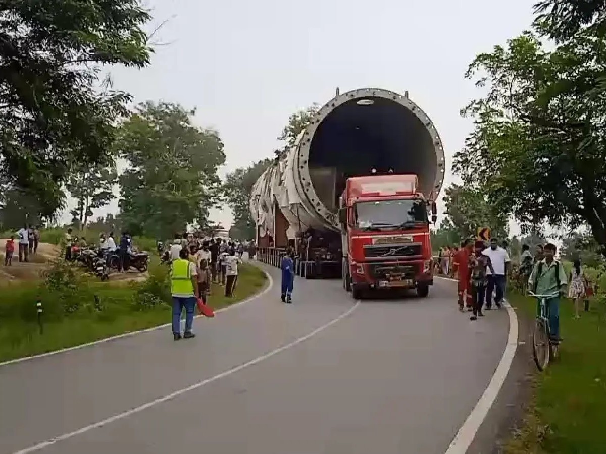 झारखंड के गुमला में इन दिनों 440 टायर वाला विशाल मालवाहक वाहन लोगों के आकर्षण का केंद्र बना हुआ है।