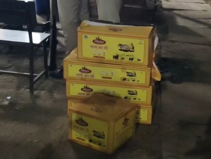 स्कॉर्पियो से बरामद किए गए घी के डिब्बे।