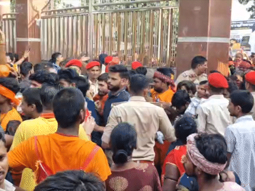 श्रावण सोमवारी मधेपुरा येथील सिंहेश्वर धाममध्ये गर्दी अनियंत्रित झाली.