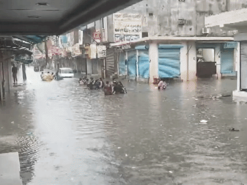 On Monday, heavy rain caused knee-deep waterlogging on the roads in Delhi's Sangam Vihar area. Schoolchildren faced great difficulties.
