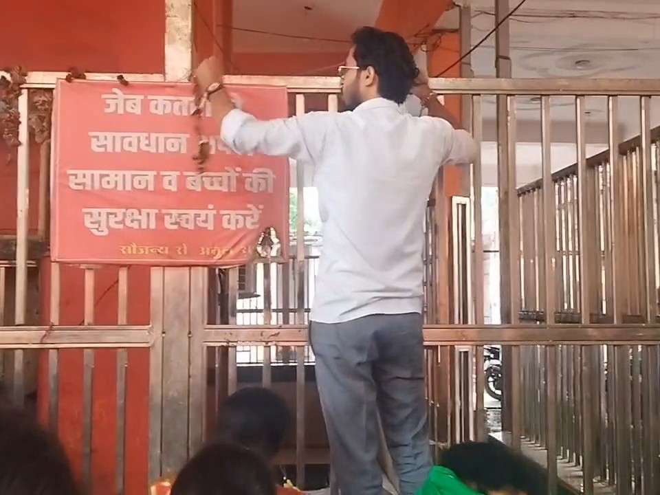 पुरूषों ने भी साफ-सफाई में सहयोग किया।