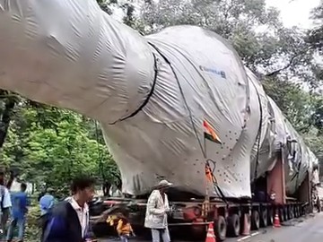 ओडिशा के पारादीप से उत्तर प्रदेश के लिए चीनी बनाने वाली मशीन लेकर जा रहा यह वाहन पालकोट क्षेत्र में पहुंचा तो इसे देखने के लिए ग्रामीणों की भीड़ उमड़ पड़ी।