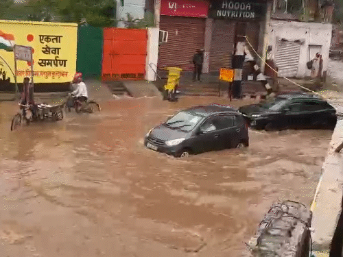 After half an hour of rain in Mathura, water accumulated at several places. This led to long traffic jams in many areas.