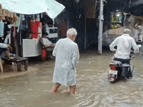 Heavy rain lashed several districts of Rajasthan on Monday. In Karauli's Hindaun City market, traders had shut their shops after water accumulated there.