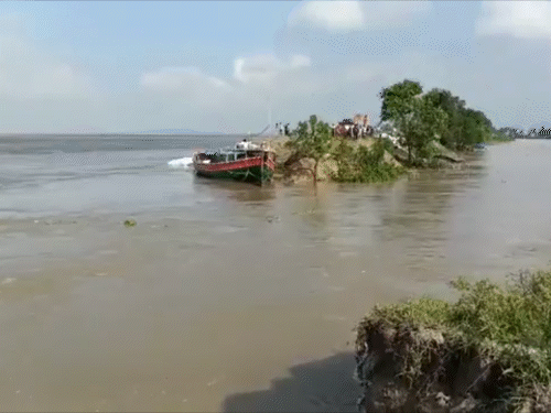 In Bihar's Naugachia area of Bhagalpur, the Raghopur-Narkatia embankment has breached in Raghopur village. Around 10,000 people have been affected.