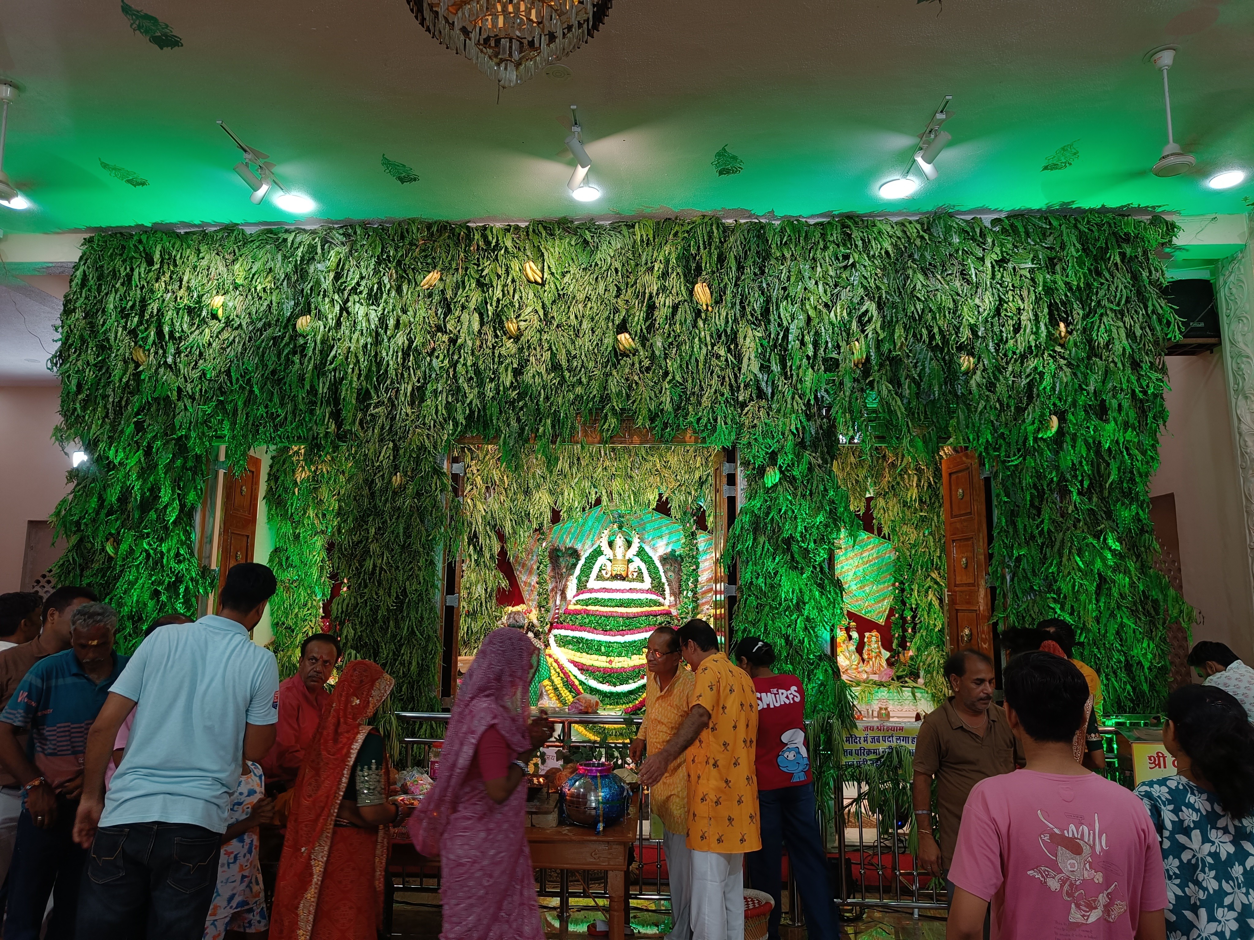 दर्शनों को लगी लंबी कतारें, देर रात तक किए भजन|सांभर (जयपुर),Sambhar (Jaipur) - Dainik Bhaskar