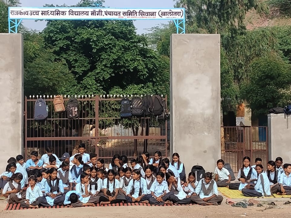 स्टूडेंट्स ने गेट पर जड़ा ताला, स्थायी नियुक्ति की मांग को लेकर दिया धरना|मोकलसर (सिवाना),Mokalsar (Siwana) - Dainik Bhaskar