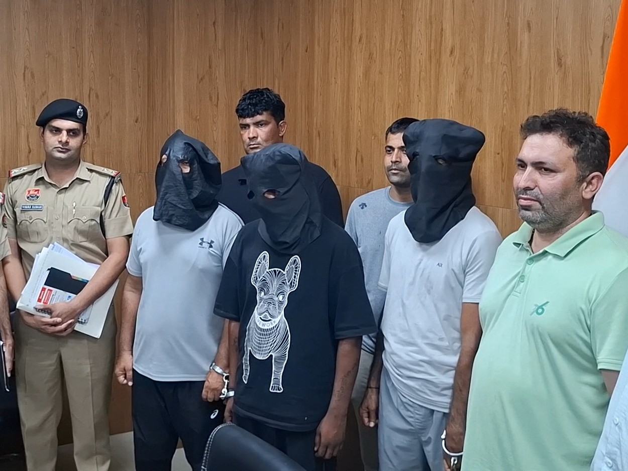 हिसार पुलिस द्वारा गुजरात से गिरफ्तार किए गए जीवन कुंडू हत्याकांड के आरोपी। - Dainik Bhaskar