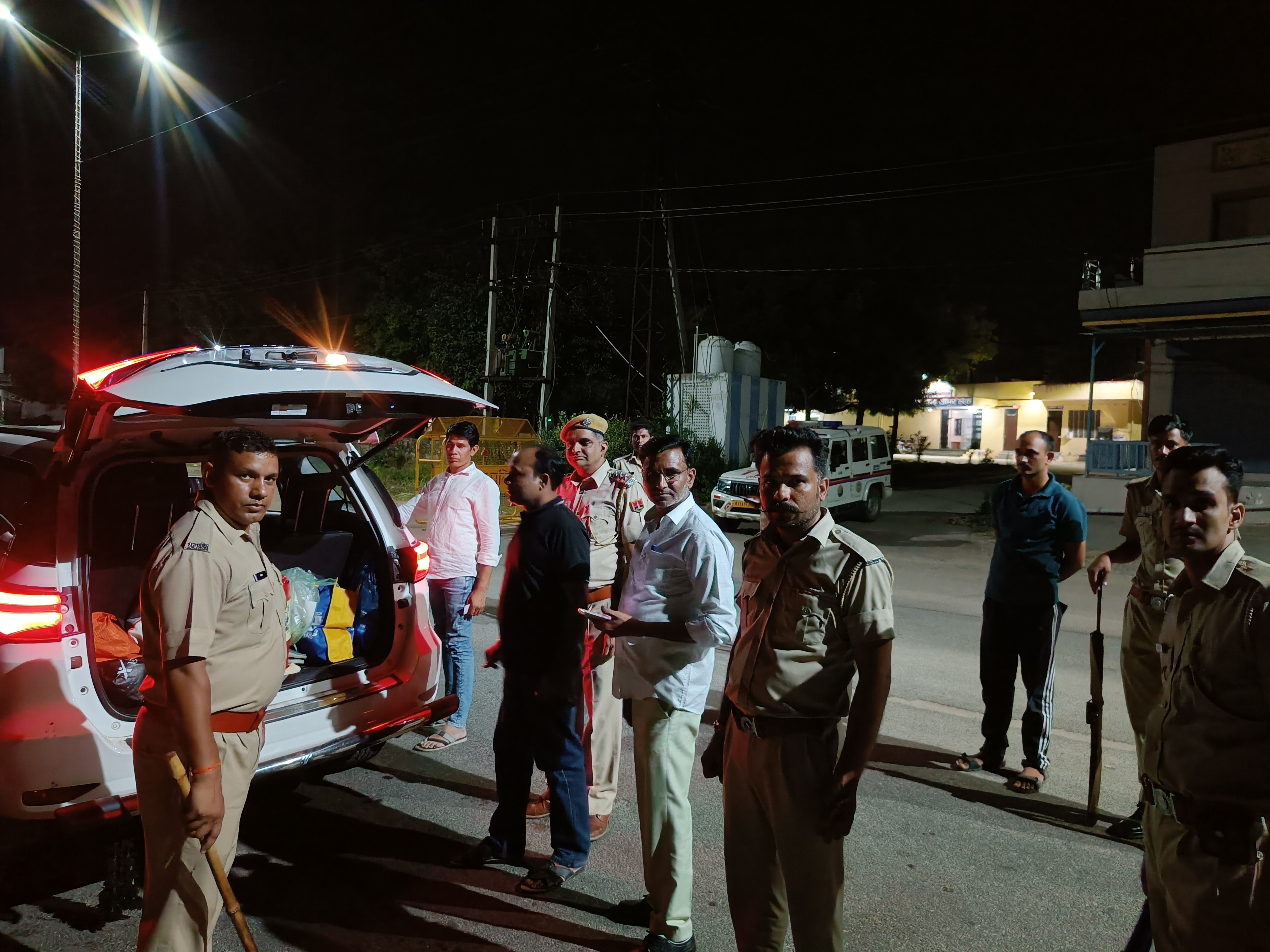 वाहनों की सघन जांच और संदिग्ध गतिविधियों पर रखी जा रही नजर|सांभर (जयपुर),Sambhar (Jaipur) - Dainik Bhaskar