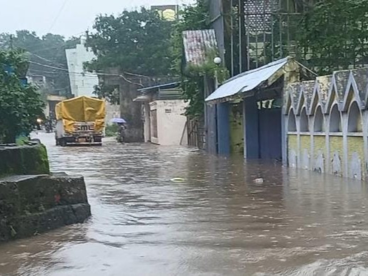 कोरबा में सोमवार को लगातार बारिश से घरों में पानी घुस गया।