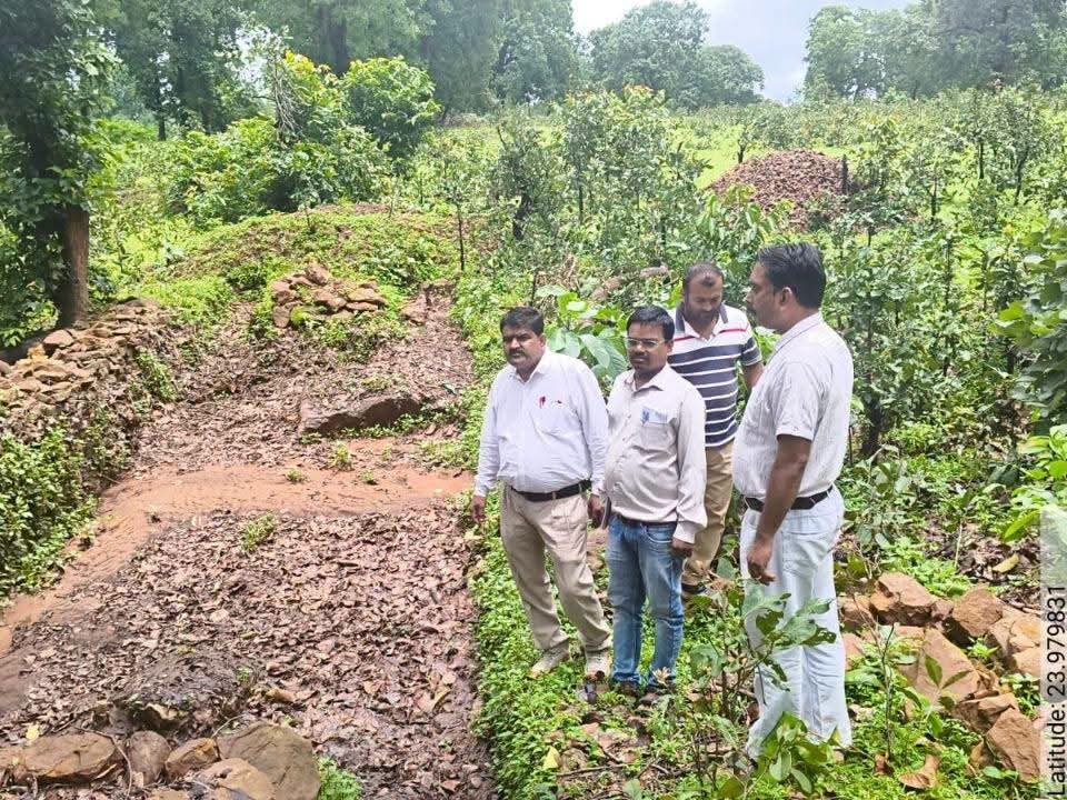 निरीक्षण के दौरान अधिकारियों को नहीं मिला डैम निर्माण।
