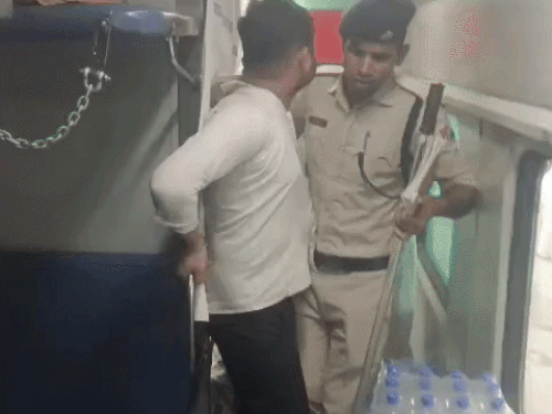 पाइप पकड़कर खड़ा रहा मैनेजर।
