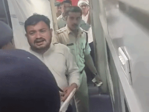 रसोइयों को ले जाने का विरोध करते हुए मैनेजर ने चेन पुलिंग कर ट्रेन रोक दी। इसके बाद दोनों पक्षों के बीच विवाद बढ़ गया।