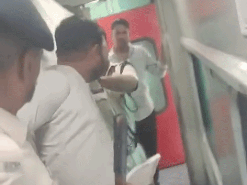 धक्का मुक्की में मैनेजर के शर्ट के बटन टूट गए और शर्ट खुल गई।