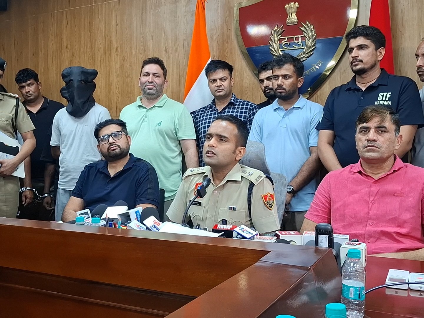 हिसार में मीडिया से बात करते एसपी सिद्धांत जैन।