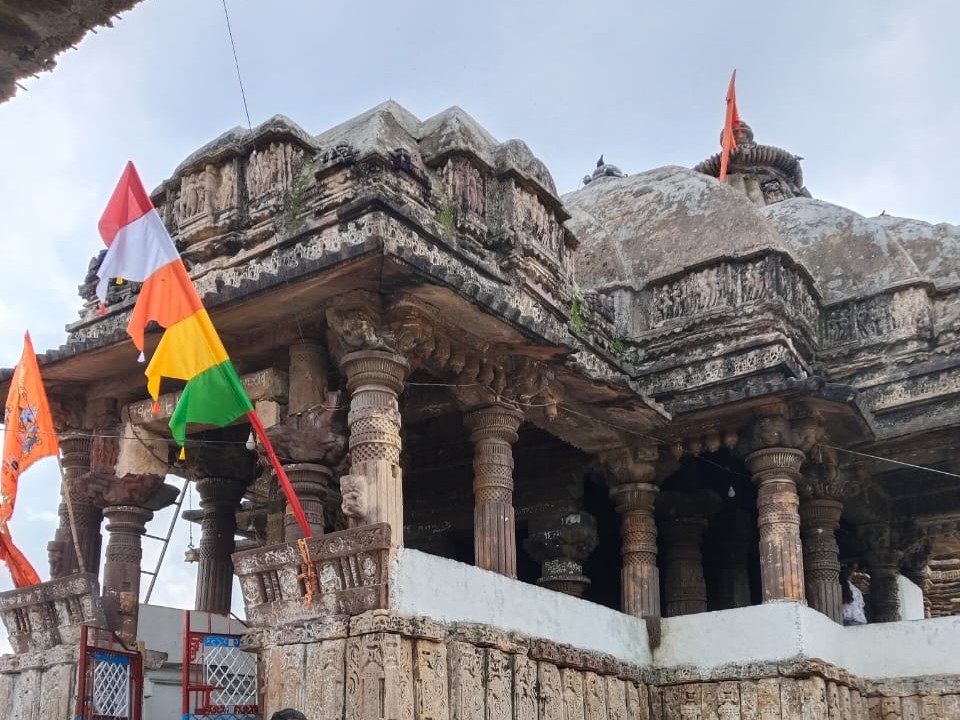 जलेश्वर महादेव मंदिर में हुआ विशेष अभिषेक, कुंड स्नान के लिए पहुंचे श्रद्धालु|इटावा (कोटा),itawa - Dainik Bhaskar
