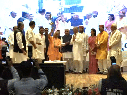 भाजपा नेताओं ने सीएम को त्रिशूल भेंट किया। सीएम ने त्रिशूल उठाकर लहराया।