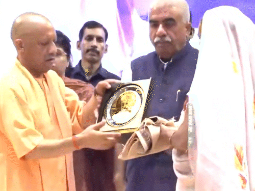सीएम ने स्वतंत्रता संग्राम के सेनानियों और उनके परिवारों को सम्मानित किया।