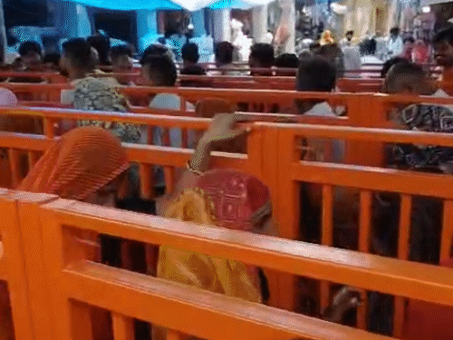 सीसीटीवी में नजर आई आरोपी महिला।