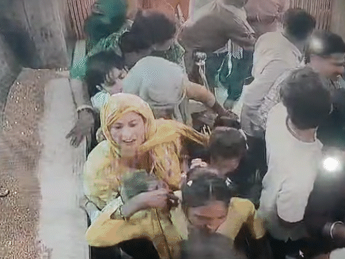 आरोपी महिला ने चेहरा ढका हुआ है। भीड़ का फायदा उठाकर वारदात को अंजाम दिया।